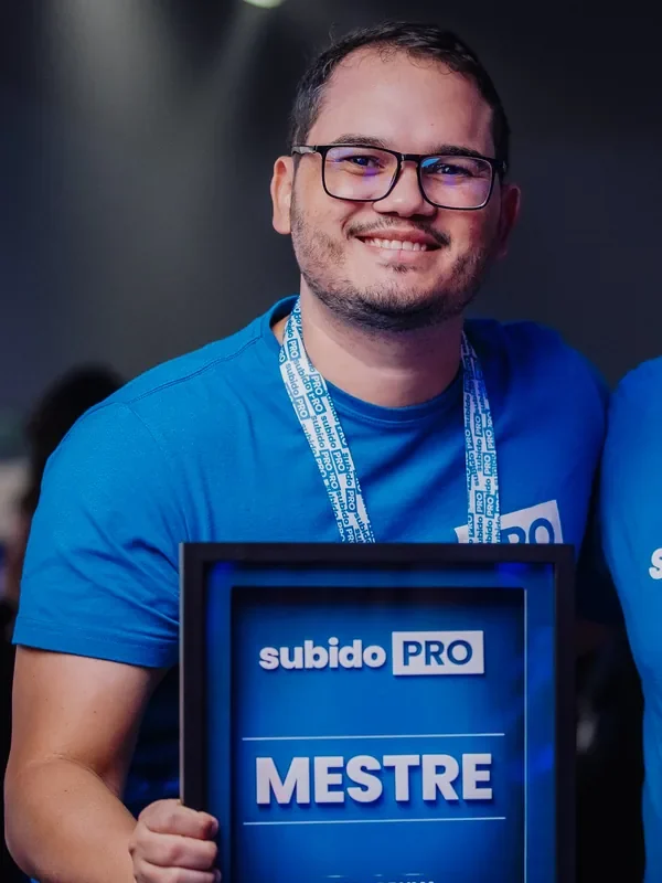 Ramon Lima, criador do Método Atacado 10x, com a placa Subido PRO Mestre